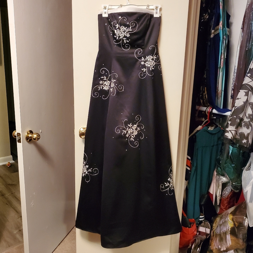Niki size 8 black strapless prom gown